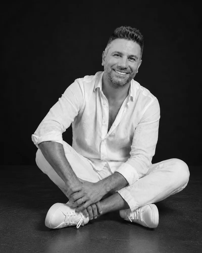 Emiliano Rojas sentado, vestido de blanco